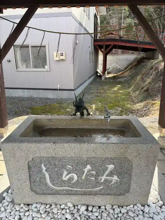 滝上神社の{uncategorized: "未分類", other: "その他", undefined: "問題あり", building: "その他建物", grave: "お墓", sacred_gate: "鳥居", guardian: "狛犬", statue: "像", buddha: "仏像", history: "歴史", nature: "自然", garden: "庭園", animal: "動物", pagoda: "塔", temizu: "手水舎", mountain_gate: "山門・神門", sanctuary: "本殿・本堂", subordinate: "末社・摂社", art: "芸術", scenery: "景色", jizo: "地蔵", ema: "絵馬", goshuin: "御朱印", omikuji: "おみくじ", items: "授与品その他", amulet: "お守り", goshuincho: "御朱印帳", eats: "食事", festival: "お祭り", votive_dance: "神楽", shichigosan: "七五三参", wedding: "結婚式", experience: "体験その他", initially: "初詣", around: "周辺", anti_infection: "感染症対策"}