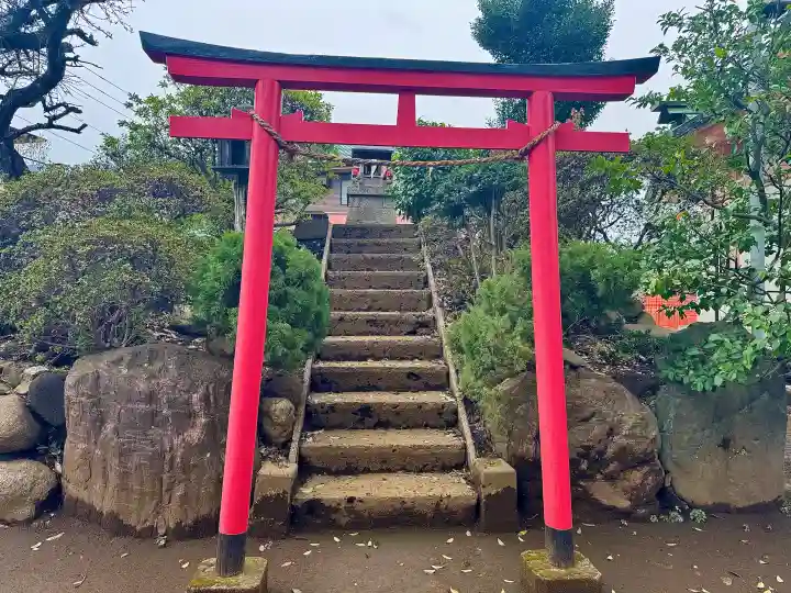 和田稲荷神社の{uncategorized: "未分類", other: "その他", undefined: "問題あり", building: "その他建物", grave: "お墓", sacred_gate: "鳥居", guardian: "狛犬", statue: "像", buddha: "仏像", history: "歴史", nature: "自然", garden: "庭園", animal: "動物", pagoda: "塔", temizu: "手水舎", mountain_gate: "山門・神門", sanctuary: "本殿・本堂", subordinate: "末社・摂社", art: "芸術", scenery: "景色", jizo: "地蔵", ema: "絵馬", goshuin: "御朱印", omikuji: "おみくじ", items: "授与品その他", amulet: "お守り", goshuincho: "御朱印帳", eats: "食事", festival: "お祭り", votive_dance: "神楽", shichigosan: "七五三参", wedding: "結婚式", experience: "体験その他", initially: "初詣", around: "周辺", anti_infection: "感染症対策"}