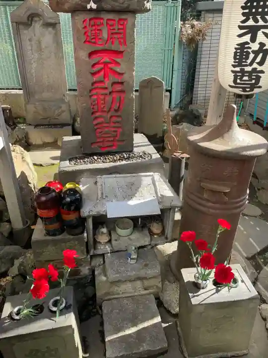 三峯神社の{uncategorized: "未分類", other: "その他", undefined: "問題あり", building: "その他建物", grave: "お墓", sacred_gate: "鳥居", guardian: "狛犬", statue: "像", buddha: "仏像", history: "歴史", nature: "自然", garden: "庭園", animal: "動物", pagoda: "塔", temizu: "手水舎", mountain_gate: "山門・神門", sanctuary: "本殿・本堂", subordinate: "末社・摂社", art: "芸術", scenery: "景色", jizo: "地蔵", ema: "絵馬", goshuin: "御朱印", omikuji: "おみくじ", items: "授与品その他", amulet: "お守り", goshuincho: "御朱印帳", eats: "食事", festival: "お祭り", votive_dance: "神楽", shichigosan: "七五三参", wedding: "結婚式", experience: "体験その他", initially: "初詣", around: "周辺", anti_infection: "感染症対策"}