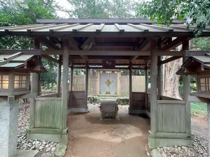 上長屋神社の{uncategorized: "未分類", other: "その他", undefined: "問題あり", building: "その他建物", grave: "お墓", sacred_gate: "鳥居", guardian: "狛犬", statue: "像", buddha: "仏像", history: "歴史", nature: "自然", garden: "庭園", animal: "動物", pagoda: "塔", temizu: "手水舎", mountain_gate: "山門・神門", sanctuary: "本殿・本堂", subordinate: "末社・摂社", art: "芸術", scenery: "景色", jizo: "地蔵", ema: "絵馬", goshuin: "御朱印", omikuji: "おみくじ", items: "授与品その他", amulet: "お守り", goshuincho: "御朱印帳", eats: "食事", festival: "お祭り", votive_dance: "神楽", shichigosan: "七五三参", wedding: "結婚式", experience: "体験その他", initially: "初詣", around: "周辺", anti_infection: "感染症対策"}