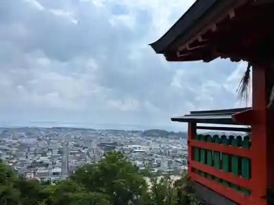 神倉神社（熊野速玉大社摂社）の{uncategorized: "未分類", other: "その他", undefined: "問題あり", building: "その他建物", grave: "お墓", sacred_gate: "鳥居", guardian: "狛犬", statue: "像", buddha: "仏像", history: "歴史", nature: "自然", garden: "庭園", animal: "動物", pagoda: "塔", temizu: "手水舎", mountain_gate: "山門・神門", sanctuary: "本殿・本堂", subordinate: "末社・摂社", art: "芸術", scenery: "景色", jizo: "地蔵", ema: "絵馬", goshuin: "御朱印", omikuji: "おみくじ", items: "授与品その他", amulet: "お守り", goshuincho: "御朱印帳", eats: "食事", festival: "お祭り", votive_dance: "神楽", shichigosan: "七五三参", wedding: "結婚式", experience: "体験その他", initially: "初詣", around: "周辺", anti_infection: "感染症対策"}