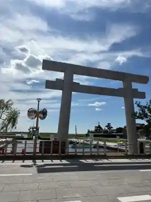 息栖神社の{uncategorized: "未分類", other: "その他", undefined: "問題あり", building: "その他建物", grave: "お墓", sacred_gate: "鳥居", guardian: "狛犬", statue: "像", buddha: "仏像", history: "歴史", nature: "自然", garden: "庭園", animal: "動物", pagoda: "塔", temizu: "手水舎", mountain_gate: "山門・神門", sanctuary: "本殿・本堂", subordinate: "末社・摂社", art: "芸術", scenery: "景色", jizo: "地蔵", ema: "絵馬", goshuin: "御朱印", omikuji: "おみくじ", items: "授与品その他", amulet: "お守り", goshuincho: "御朱印帳", eats: "食事", festival: "お祭り", votive_dance: "神楽", shichigosan: "七五三参", wedding: "結婚式", experience: "体験その他", initially: "初詣", around: "周辺", anti_infection: "感染症対策"}