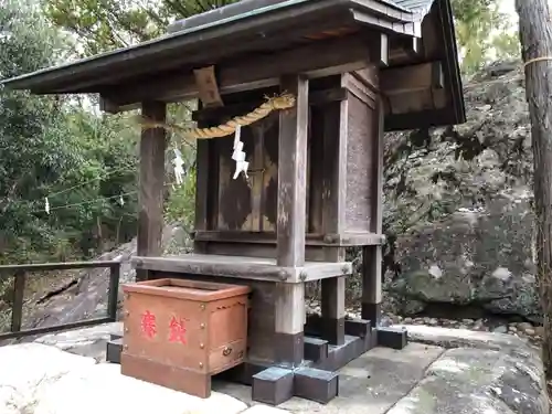 石上布都魂神社の本殿