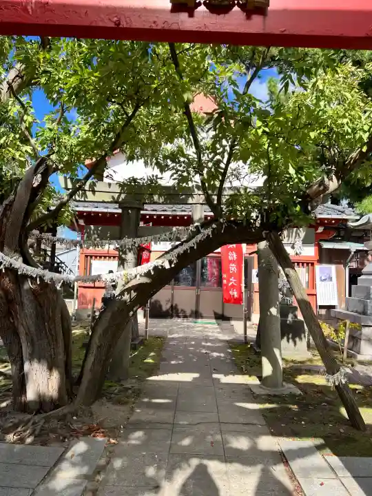 湊稲荷神社の{uncategorized: "未分類", other: "その他", undefined: "問題あり", building: "その他建物", grave: "お墓", sacred_gate: "鳥居", guardian: "狛犬", statue: "像", buddha: "仏像", history: "歴史", nature: "自然", garden: "庭園", animal: "動物", pagoda: "塔", temizu: "手水舎", mountain_gate: "山門・神門", sanctuary: "本殿・本堂", subordinate: "末社・摂社", art: "芸術", scenery: "景色", jizo: "地蔵", ema: "絵馬", goshuin: "御朱印", omikuji: "おみくじ", items: "授与品その他", amulet: "お守り", goshuincho: "御朱印帳", eats: "食事", festival: "お祭り", votive_dance: "神楽", shichigosan: "七五三参", wedding: "結婚式", experience: "体験その他", initially: "初詣", around: "周辺", anti_infection: "感染症対策"}