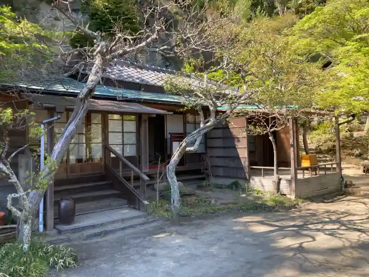 龍隠庵の{uncategorized: "未分類", other: "その他", undefined: "問題あり", building: "その他建物", grave: "お墓", sacred_gate: "鳥居", guardian: "狛犬", statue: "像", buddha: "仏像", history: "歴史", nature: "自然", garden: "庭園", animal: "動物", pagoda: "塔", temizu: "手水舎", mountain_gate: "山門・神門", sanctuary: "本殿・本堂", subordinate: "末社・摂社", art: "芸術", scenery: "景色", jizo: "地蔵", ema: "絵馬", goshuin: "御朱印", omikuji: "おみくじ", items: "授与品その他", amulet: "お守り", goshuincho: "御朱印帳", eats: "食事", festival: "お祭り", votive_dance: "神楽", shichigosan: "七五三参", wedding: "結婚式", experience: "体験その他", initially: "初詣", around: "周辺", anti_infection: "感染症対策"}