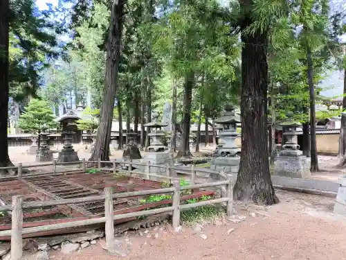 恵林寺の{uncategorized: "未分類", other: "その他", undefined: "問題あり", building: "その他建物", grave: "お墓", sacred_gate: "鳥居", guardian: "狛犬", statue: "像", buddha: "仏像", history: "歴史", nature: "自然", garden: "庭園", animal: "動物", pagoda: "塔", temizu: "手水舎", mountain_gate: "山門・神門", sanctuary: "本殿・本堂", subordinate: "末社・摂社", art: "芸術", scenery: "景色", jizo: "地蔵", ema: "絵馬", goshuin: "御朱印", omikuji: "おみくじ", items: "授与品その他", amulet: "お守り", goshuincho: "御朱印帳", eats: "食事", festival: "お祭り", votive_dance: "神楽", shichigosan: "七五三参", wedding: "結婚式", experience: "体験その他", initially: "初詣", around: "周辺", anti_infection: "感染症対策"}