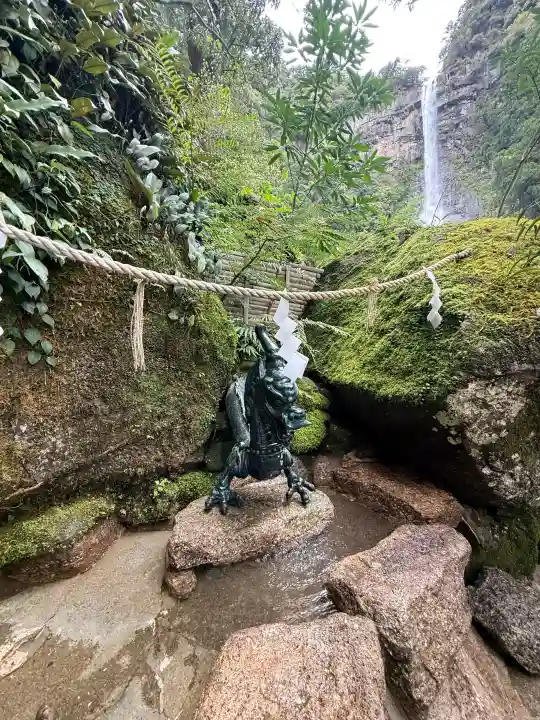 飛瀧神社(熊野那智大社別宮)の{uncategorized: "未分類", other: "その他", undefined: "問題あり", building: "その他建物", grave: "お墓", sacred_gate: "鳥居", guardian: "狛犬", statue: "像", buddha: "仏像", history: "歴史", nature: "自然", garden: "庭園", animal: "動物", pagoda: "塔", temizu: "手水舎", mountain_gate: "山門・神門", sanctuary: "本殿・本堂", subordinate: "末社・摂社", art: "芸術", scenery: "景色", jizo: "地蔵", ema: "絵馬", goshuin: "御朱印", omikuji: "おみくじ", items: "授与品その他", amulet: "お守り", goshuincho: "御朱印帳", eats: "食事", festival: "お祭り", votive_dance: "神楽", shichigosan: "七五三参", wedding: "結婚式", experience: "体験その他", initially: "初詣", around: "周辺", anti_infection: "感染症対策"}