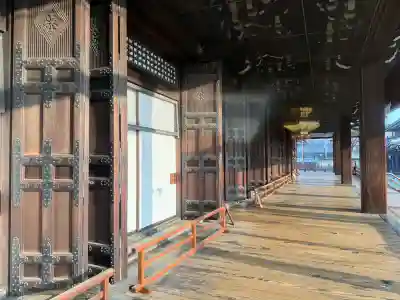 本願寺（西本願寺）の{uncategorized: "未分類", other: "その他", undefined: "問題あり", building: "その他建物", grave: "お墓", sacred_gate: "鳥居", guardian: "狛犬", statue: "像", buddha: "仏像", history: "歴史", nature: "自然", garden: "庭園", animal: "動物", pagoda: "塔", temizu: "手水舎", mountain_gate: "山門・神門", sanctuary: "本殿・本堂", subordinate: "末社・摂社", art: "芸術", scenery: "景色", jizo: "地蔵", ema: "絵馬", goshuin: "御朱印", omikuji: "おみくじ", items: "授与品その他", amulet: "お守り", goshuincho: "御朱印帳", eats: "食事", festival: "お祭り", votive_dance: "神楽", shichigosan: "七五三参", wedding: "結婚式", experience: "体験その他", initially: "初詣", around: "周辺", anti_infection: "感染症対策"}