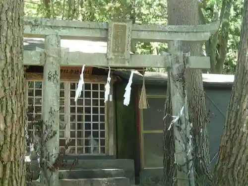 山の神社の鳥居