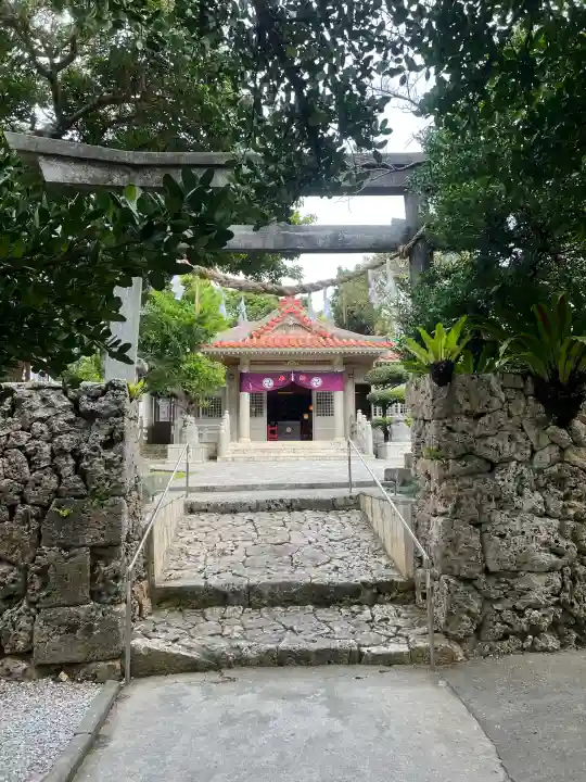 識名宮の{uncategorized: "未分類", other: "その他", undefined: "問題あり", building: "その他建物", grave: "お墓", sacred_gate: "鳥居", guardian: "狛犬", statue: "像", buddha: "仏像", history: "歴史", nature: "自然", garden: "庭園", animal: "動物", pagoda: "塔", temizu: "手水舎", mountain_gate: "山門・神門", sanctuary: "本殿・本堂", subordinate: "末社・摂社", art: "芸術", scenery: "景色", jizo: "地蔵", ema: "絵馬", goshuin: "御朱印", omikuji: "おみくじ", items: "授与品その他", amulet: "お守り", goshuincho: "御朱印帳", eats: "食事", festival: "お祭り", votive_dance: "神楽", shichigosan: "七五三参", wedding: "結婚式", experience: "体験その他", initially: "初詣", around: "周辺", anti_infection: "感染症対策"}