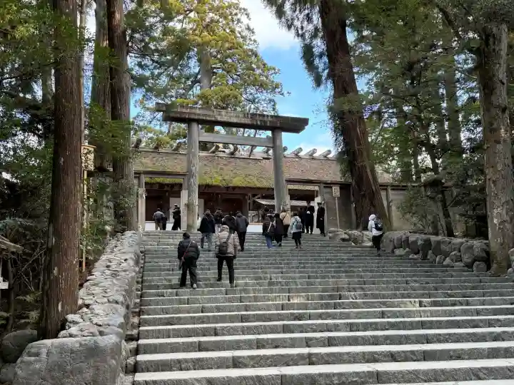 伊勢神宮内宮(皇大神宮)の{uncategorized: "未分類", other: "その他", undefined: "問題あり", building: "その他建物", grave: "お墓", sacred_gate: "鳥居", guardian: "狛犬", statue: "像", buddha: "仏像", history: "歴史", nature: "自然", garden: "庭園", animal: "動物", pagoda: "塔", temizu: "手水舎", mountain_gate: "山門・神門", sanctuary: "本殿・本堂", subordinate: "末社・摂社", art: "芸術", scenery: "景色", jizo: "地蔵", ema: "絵馬", goshuin: "御朱印", omikuji: "おみくじ", items: "授与品その他", amulet: "お守り", goshuincho: "御朱印帳", eats: "食事", festival: "お祭り", votive_dance: "神楽", shichigosan: "七五三参", wedding: "結婚式", experience: "体験その他", initially: "初詣", around: "周辺", anti_infection: "感染症対策"}