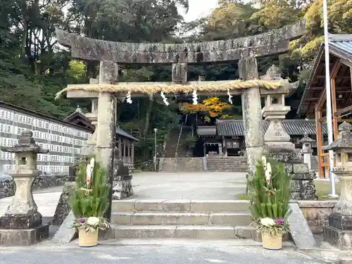 往馬坐伊古麻都比古神社の鳥居