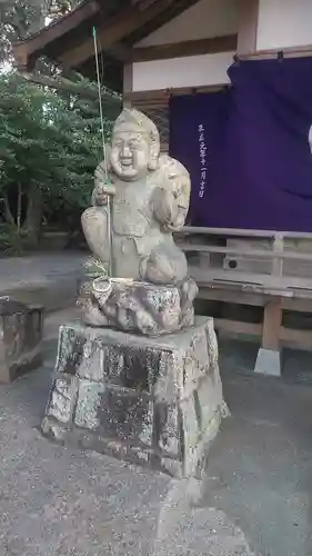 須賀神社の像