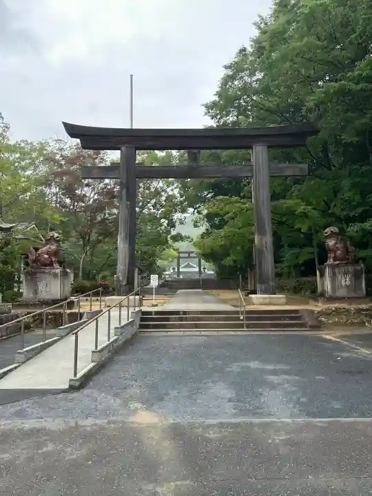 岡山縣護國神社の{uncategorized: "未分類", other: "その他", undefined: "問題あり", building: "その他建物", grave: "お墓", sacred_gate: "鳥居", guardian: "狛犬", statue: "像", buddha: "仏像", history: "歴史", nature: "自然", garden: "庭園", animal: "動物", pagoda: "塔", temizu: "手水舎", mountain_gate: "山門・神門", sanctuary: "本殿・本堂", subordinate: "末社・摂社", art: "芸術", scenery: "景色", jizo: "地蔵", ema: "絵馬", goshuin: "御朱印", omikuji: "おみくじ", items: "授与品その他", amulet: "お守り", goshuincho: "御朱印帳", eats: "食事", festival: "お祭り", votive_dance: "神楽", shichigosan: "七五三参", wedding: "結婚式", experience: "体験その他", initially: "初詣", around: "周辺", anti_infection: "感染症対策"}