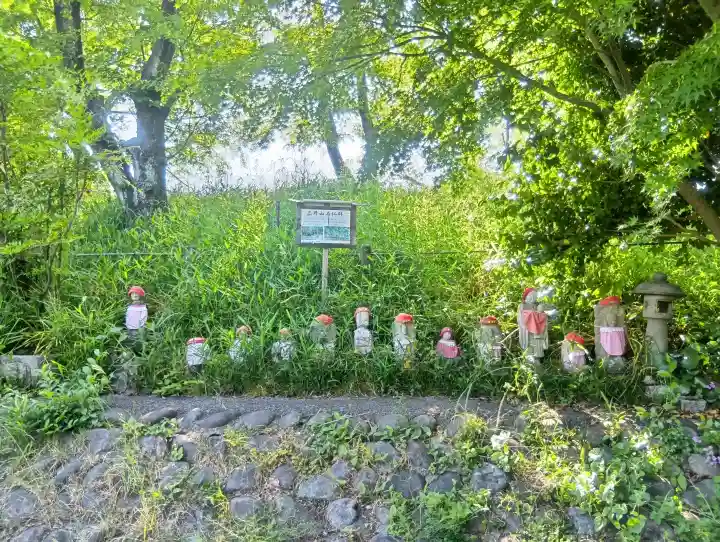 龍神神社の{uncategorized: "未分類", other: "その他", undefined: "問題あり", building: "その他建物", grave: "お墓", sacred_gate: "鳥居", guardian: "狛犬", statue: "像", buddha: "仏像", history: "歴史", nature: "自然", garden: "庭園", animal: "動物", pagoda: "塔", temizu: "手水舎", mountain_gate: "山門・神門", sanctuary: "本殿・本堂", subordinate: "末社・摂社", art: "芸術", scenery: "景色", jizo: "地蔵", ema: "絵馬", goshuin: "御朱印", omikuji: "おみくじ", items: "授与品その他", amulet: "お守り", goshuincho: "御朱印帳", eats: "食事", festival: "お祭り", votive_dance: "神楽", shichigosan: "七五三参", wedding: "結婚式", experience: "体験その他", initially: "初詣", around: "周辺", anti_infection: "感染症対策"}