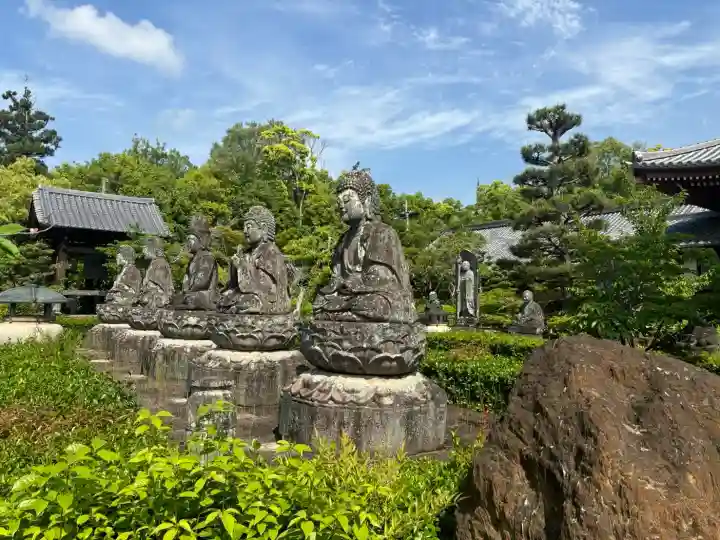蓮華寺の{uncategorized: "未分類", other: "その他", undefined: "問題あり", building: "その他建物", grave: "お墓", sacred_gate: "鳥居", guardian: "狛犬", statue: "像", buddha: "仏像", history: "歴史", nature: "自然", garden: "庭園", animal: "動物", pagoda: "塔", temizu: "手水舎", mountain_gate: "山門・神門", sanctuary: "本殿・本堂", subordinate: "末社・摂社", art: "芸術", scenery: "景色", jizo: "地蔵", ema: "絵馬", goshuin: "御朱印", omikuji: "おみくじ", items: "授与品その他", amulet: "お守り", goshuincho: "御朱印帳", eats: "食事", festival: "お祭り", votive_dance: "神楽", shichigosan: "七五三参", wedding: "結婚式", experience: "体験その他", initially: "初詣", around: "周辺", anti_infection: "感染症対策"}