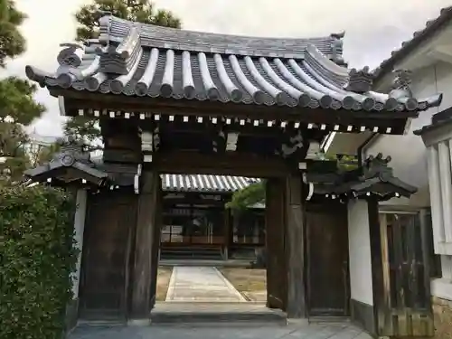 洞養寺の山門・神門