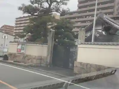 御嶽教木曽川照王教会の山門・神門