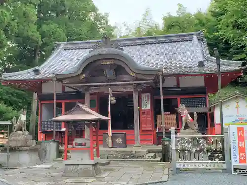 王地山まけきらい稲荷の本殿・本堂