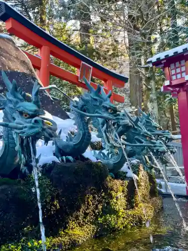 箱根神社の{uncategorized: "未分類", other: "その他", undefined: "問題あり", building: "その他建物", grave: "お墓", sacred_gate: "鳥居", guardian: "狛犬", statue: "像", buddha: "仏像", history: "歴史", nature: "自然", garden: "庭園", animal: "動物", pagoda: "塔", temizu: "手水舎", mountain_gate: "山門・神門", sanctuary: "本殿・本堂", subordinate: "末社・摂社", art: "芸術", scenery: "景色", jizo: "地蔵", ema: "絵馬", goshuin: "御朱印", omikuji: "おみくじ", items: "授与品その他", amulet: "お守り", goshuincho: "御朱印帳", eats: "食事", festival: "お祭り", votive_dance: "神楽", shichigosan: "七五三参", wedding: "結婚式", experience: "体験その他", initially: "初詣", around: "周辺", anti_infection: "感染症対策"}