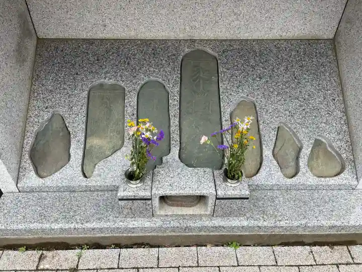 真弘寺の{uncategorized: "未分類", other: "その他", undefined: "問題あり", building: "その他建物", grave: "お墓", sacred_gate: "鳥居", guardian: "狛犬", statue: "像", buddha: "仏像", history: "歴史", nature: "自然", garden: "庭園", animal: "動物", pagoda: "塔", temizu: "手水舎", mountain_gate: "山門・神門", sanctuary: "本殿・本堂", subordinate: "末社・摂社", art: "芸術", scenery: "景色", jizo: "地蔵", ema: "絵馬", goshuin: "御朱印", omikuji: "おみくじ", items: "授与品その他", amulet: "お守り", goshuincho: "御朱印帳", eats: "食事", festival: "お祭り", votive_dance: "神楽", shichigosan: "七五三参", wedding: "結婚式", experience: "体験その他", initially: "初詣", around: "周辺", anti_infection: "感染症対策"}