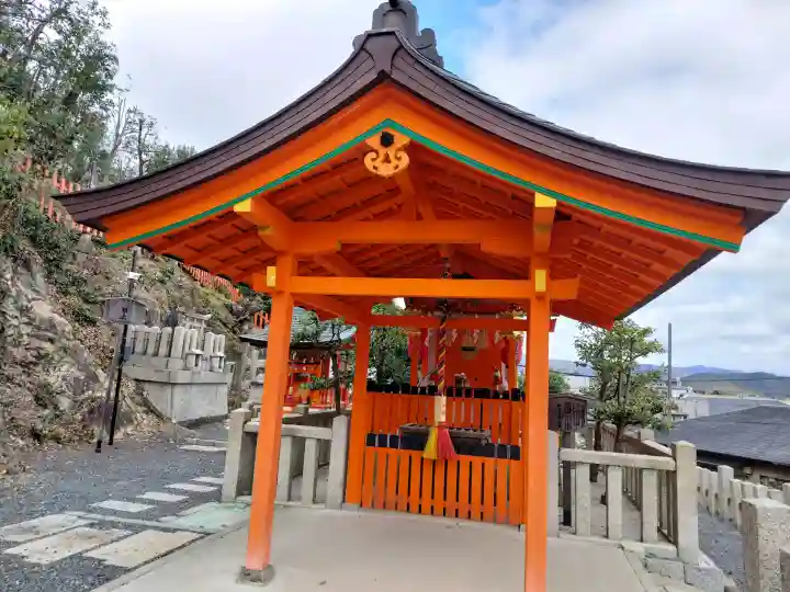 義照稲荷神社・稲荷命婦元宮(建勲神社末社)の{uncategorized: "未分類", other: "その他", undefined: "問題あり", building: "その他建物", grave: "お墓", sacred_gate: "鳥居", guardian: "狛犬", statue: "像", buddha: "仏像", history: "歴史", nature: "自然", garden: "庭園", animal: "動物", pagoda: "塔", temizu: "手水舎", mountain_gate: "山門・神門", sanctuary: "本殿・本堂", subordinate: "末社・摂社", art: "芸術", scenery: "景色", jizo: "地蔵", ema: "絵馬", goshuin: "御朱印", omikuji: "おみくじ", items: "授与品その他", amulet: "お守り", goshuincho: "御朱印帳", eats: "食事", festival: "お祭り", votive_dance: "神楽", shichigosan: "七五三参", wedding: "結婚式", experience: "体験その他", initially: "初詣", around: "周辺", anti_infection: "感染症対策"}