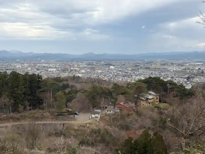 春日山神社の{uncategorized: "未分類", other: "その他", undefined: "問題あり", building: "その他建物", grave: "お墓", sacred_gate: "鳥居", guardian: "狛犬", statue: "像", buddha: "仏像", history: "歴史", nature: "自然", garden: "庭園", animal: "動物", pagoda: "塔", temizu: "手水舎", mountain_gate: "山門・神門", sanctuary: "本殿・本堂", subordinate: "末社・摂社", art: "芸術", scenery: "景色", jizo: "地蔵", ema: "絵馬", goshuin: "御朱印", omikuji: "おみくじ", items: "授与品その他", amulet: "お守り", goshuincho: "御朱印帳", eats: "食事", festival: "お祭り", votive_dance: "神楽", shichigosan: "七五三参", wedding: "結婚式", experience: "体験その他", initially: "初詣", around: "周辺", anti_infection: "感染症対策"}