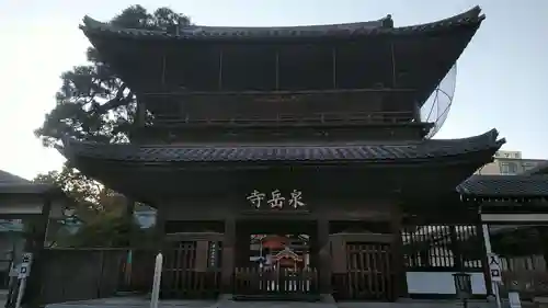 泉岳寺の山門