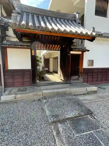 本教院の山門・神門