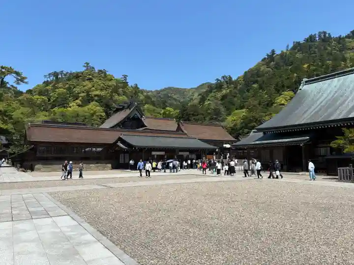 出雲大社の{uncategorized: "未分類", other: "その他", undefined: "問題あり", building: "その他建物", grave: "お墓", sacred_gate: "鳥居", guardian: "狛犬", statue: "像", buddha: "仏像", history: "歴史", nature: "自然", garden: "庭園", animal: "動物", pagoda: "塔", temizu: "手水舎", mountain_gate: "山門・神門", sanctuary: "本殿・本堂", subordinate: "末社・摂社", art: "芸術", scenery: "景色", jizo: "地蔵", ema: "絵馬", goshuin: "御朱印", omikuji: "おみくじ", items: "授与品その他", amulet: "お守り", goshuincho: "御朱印帳", eats: "食事", festival: "お祭り", votive_dance: "神楽", shichigosan: "七五三参", wedding: "結婚式", experience: "体験その他", initially: "初詣", around: "周辺", anti_infection: "感染症対策"}
