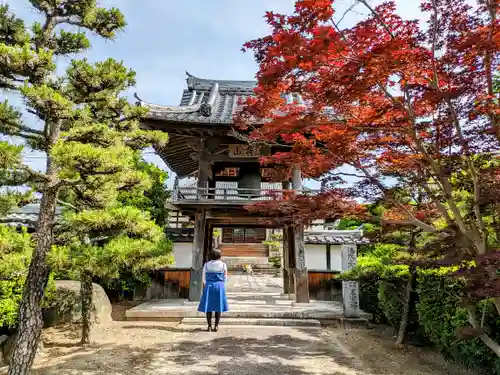 隣松寺の山門