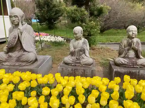 泉蔵寺の像