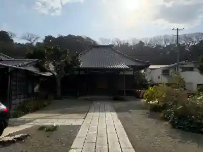 九品寺の{uncategorized: "未分類", other: "その他", undefined: "問題あり", building: "その他建物", grave: "お墓", sacred_gate: "鳥居", guardian: "狛犬", statue: "像", buddha: "仏像", history: "歴史", nature: "自然", garden: "庭園", animal: "動物", pagoda: "塔", temizu: "手水舎", mountain_gate: "山門・神門", sanctuary: "本殿・本堂", subordinate: "末社・摂社", art: "芸術", scenery: "景色", jizo: "地蔵", ema: "絵馬", goshuin: "御朱印", omikuji: "おみくじ", items: "授与品その他", amulet: "お守り", goshuincho: "御朱印帳", eats: "食事", festival: "お祭り", votive_dance: "神楽", shichigosan: "七五三参", wedding: "結婚式", experience: "体験その他", initially: "初詣", around: "周辺", anti_infection: "感染症対策"}