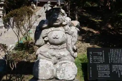 都々古別神社の像