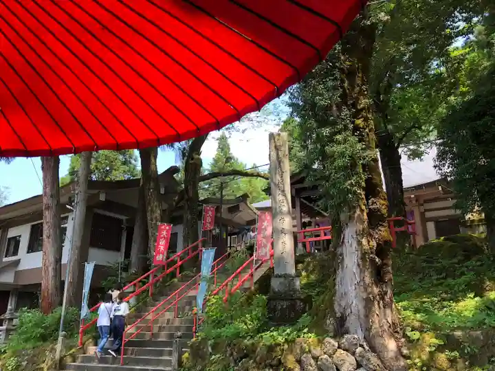 日石寺の庭園