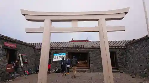 富士山頂上浅間大社奥宮の鳥居