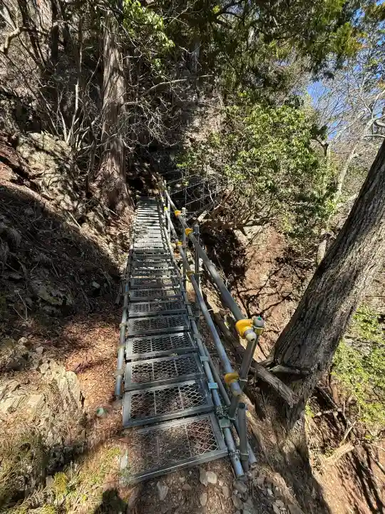 三峯神社奥宮の{uncategorized: "未分類", other: "その他", undefined: "問題あり", building: "その他建物", grave: "お墓", sacred_gate: "鳥居", guardian: "狛犬", statue: "像", buddha: "仏像", history: "歴史", nature: "自然", garden: "庭園", animal: "動物", pagoda: "塔", temizu: "手水舎", mountain_gate: "山門・神門", sanctuary: "本殿・本堂", subordinate: "末社・摂社", art: "芸術", scenery: "景色", jizo: "地蔵", ema: "絵馬", goshuin: "御朱印", omikuji: "おみくじ", items: "授与品その他", amulet: "お守り", goshuincho: "御朱印帳", eats: "食事", festival: "お祭り", votive_dance: "神楽", shichigosan: "七五三参", wedding: "結婚式", experience: "体験その他", initially: "初詣", around: "周辺", anti_infection: "感染症対策"}