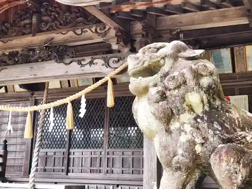 伊尼神社の狛犬