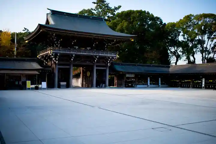 寒川神社の山門・神門