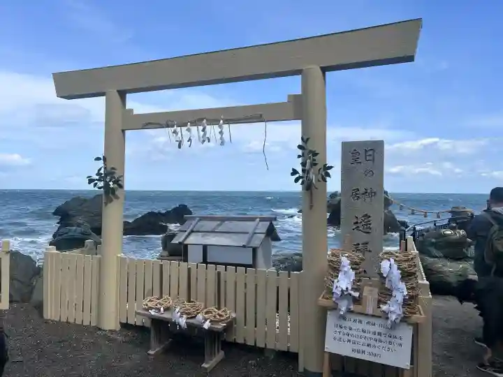 二見興玉神社の{uncategorized: "未分類", other: "その他", undefined: "問題あり", building: "その他建物", grave: "お墓", sacred_gate: "鳥居", guardian: "狛犬", statue: "像", buddha: "仏像", history: "歴史", nature: "自然", garden: "庭園", animal: "動物", pagoda: "塔", temizu: "手水舎", mountain_gate: "山門・神門", sanctuary: "本殿・本堂", subordinate: "末社・摂社", art: "芸術", scenery: "景色", jizo: "地蔵", ema: "絵馬", goshuin: "御朱印", omikuji: "おみくじ", items: "授与品その他", amulet: "お守り", goshuincho: "御朱印帳", eats: "食事", festival: "お祭り", votive_dance: "神楽", shichigosan: "七五三参", wedding: "結婚式", experience: "体験その他", initially: "初詣", around: "周辺", anti_infection: "感染症対策"}