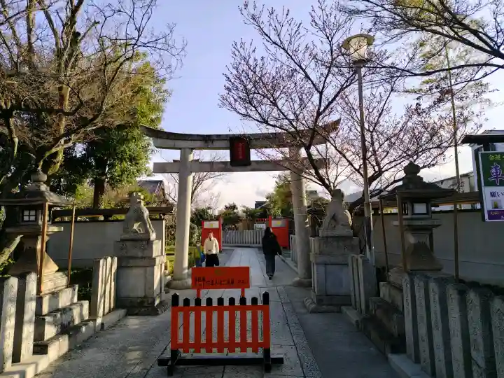 車折神社の{uncategorized: "未分類", other: "その他", undefined: "問題あり", building: "その他建物", grave: "お墓", sacred_gate: "鳥居", guardian: "狛犬", statue: "像", buddha: "仏像", history: "歴史", nature: "自然", garden: "庭園", animal: "動物", pagoda: "塔", temizu: "手水舎", mountain_gate: "山門・神門", sanctuary: "本殿・本堂", subordinate: "末社・摂社", art: "芸術", scenery: "景色", jizo: "地蔵", ema: "絵馬", goshuin: "御朱印", omikuji: "おみくじ", items: "授与品その他", amulet: "お守り", goshuincho: "御朱印帳", eats: "食事", festival: "お祭り", votive_dance: "神楽", shichigosan: "七五三参", wedding: "結婚式", experience: "体験その他", initially: "初詣", around: "周辺", anti_infection: "感染症対策"}