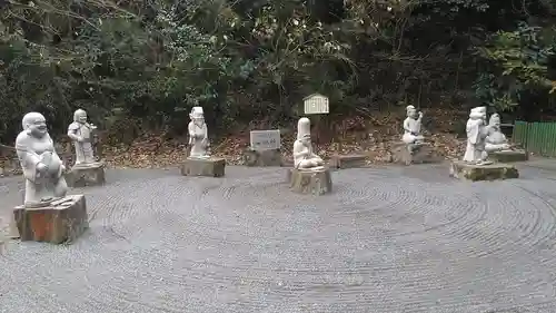 皇産霊神社の像