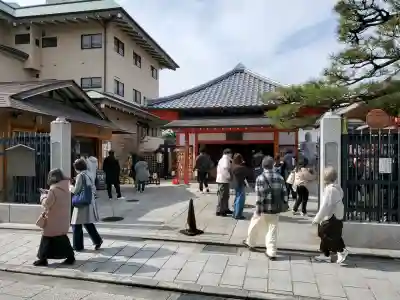 六波羅蜜寺の{uncategorized: "未分類", other: "その他", undefined: "問題あり", building: "その他建物", grave: "お墓", sacred_gate: "鳥居", guardian: "狛犬", statue: "像", buddha: "仏像", history: "歴史", nature: "自然", garden: "庭園", animal: "動物", pagoda: "塔", temizu: "手水舎", mountain_gate: "山門・神門", sanctuary: "本殿・本堂", subordinate: "末社・摂社", art: "芸術", scenery: "景色", jizo: "地蔵", ema: "絵馬", goshuin: "御朱印", omikuji: "おみくじ", items: "授与品その他", amulet: "お守り", goshuincho: "御朱印帳", eats: "食事", festival: "お祭り", votive_dance: "神楽", shichigosan: "七五三参", wedding: "結婚式", experience: "体験その他", initially: "初詣", around: "周辺", anti_infection: "感染症対策"}