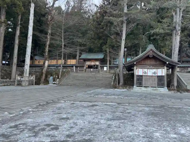 諏訪大社の{uncategorized: "未分類", other: "その他", undefined: "問題あり", building: "その他建物", grave: "お墓", sacred_gate: "鳥居", guardian: "狛犬", statue: "像", buddha: "仏像", history: "歴史", nature: "自然", garden: "庭園", animal: "動物", pagoda: "塔", temizu: "手水舎", mountain_gate: "山門・神門", sanctuary: "本殿・本堂", subordinate: "末社・摂社", art: "芸術", scenery: "景色", jizo: "地蔵", ema: "絵馬", goshuin: "御朱印", omikuji: "おみくじ", items: "授与品その他", amulet: "お守り", goshuincho: "御朱印帳", eats: "食事", festival: "お祭り", votive_dance: "神楽", shichigosan: "七五三参", wedding: "結婚式", experience: "体験その他", initially: "初詣", around: "周辺", anti_infection: "感染症対策"}