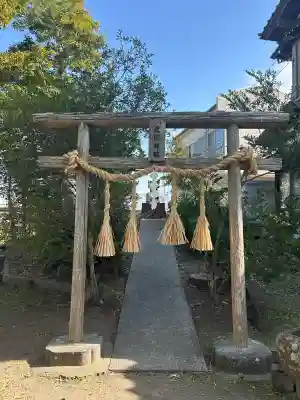 諏訪神社の{uncategorized: "未分類", other: "その他", undefined: "問題あり", building: "その他建物", grave: "お墓", sacred_gate: "鳥居", guardian: "狛犬", statue: "像", buddha: "仏像", history: "歴史", nature: "自然", garden: "庭園", animal: "動物", pagoda: "塔", temizu: "手水舎", mountain_gate: "山門・神門", sanctuary: "本殿・本堂", subordinate: "末社・摂社", art: "芸術", scenery: "景色", jizo: "地蔵", ema: "絵馬", goshuin: "御朱印", omikuji: "おみくじ", items: "授与品その他", amulet: "お守り", goshuincho: "御朱印帳", eats: "食事", festival: "お祭り", votive_dance: "神楽", shichigosan: "七五三参", wedding: "結婚式", experience: "体験その他", initially: "初詣", around: "周辺", anti_infection: "感染症対策"}