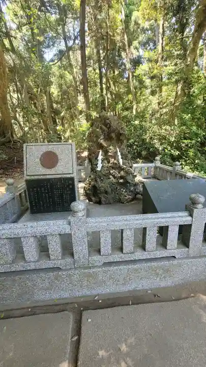 鹿島神宮の{uncategorized: "未分類", other: "その他", undefined: "問題あり", building: "その他建物", grave: "お墓", sacred_gate: "鳥居", guardian: "狛犬", statue: "像", buddha: "仏像", history: "歴史", nature: "自然", garden: "庭園", animal: "動物", pagoda: "塔", temizu: "手水舎", mountain_gate: "山門・神門", sanctuary: "本殿・本堂", subordinate: "末社・摂社", art: "芸術", scenery: "景色", jizo: "地蔵", ema: "絵馬", goshuin: "御朱印", omikuji: "おみくじ", items: "授与品その他", amulet: "お守り", goshuincho: "御朱印帳", eats: "食事", festival: "お祭り", votive_dance: "神楽", shichigosan: "七五三参", wedding: "結婚式", experience: "体験その他", initially: "初詣", around: "周辺", anti_infection: "感染症対策"}