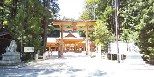 穂高神社本宮の鳥居