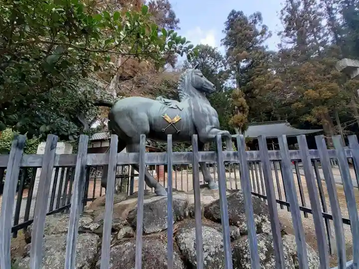 矢田坐久志玉比古神社の{uncategorized: "未分類", other: "その他", undefined: "問題あり", building: "その他建物", grave: "お墓", sacred_gate: "鳥居", guardian: "狛犬", statue: "像", buddha: "仏像", history: "歴史", nature: "自然", garden: "庭園", animal: "動物", pagoda: "塔", temizu: "手水舎", mountain_gate: "山門・神門", sanctuary: "本殿・本堂", subordinate: "末社・摂社", art: "芸術", scenery: "景色", jizo: "地蔵", ema: "絵馬", goshuin: "御朱印", omikuji: "おみくじ", items: "授与品その他", amulet: "お守り", goshuincho: "御朱印帳", eats: "食事", festival: "お祭り", votive_dance: "神楽", shichigosan: "七五三参", wedding: "結婚式", experience: "体験その他", initially: "初詣", around: "周辺", anti_infection: "感染症対策"}