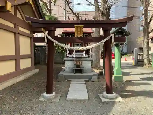 出世稲荷社（三吉神社内）の{uncategorized: "未分類", other: "その他", undefined: "問題あり", building: "その他建物", grave: "お墓", sacred_gate: "鳥居", guardian: "狛犬", statue: "像", buddha: "仏像", history: "歴史", nature: "自然", garden: "庭園", animal: "動物", pagoda: "塔", temizu: "手水舎", mountain_gate: "山門・神門", sanctuary: "本殿・本堂", subordinate: "末社・摂社", art: "芸術", scenery: "景色", jizo: "地蔵", ema: "絵馬", goshuin: "御朱印", omikuji: "おみくじ", items: "授与品その他", amulet: "お守り", goshuincho: "御朱印帳", eats: "食事", festival: "お祭り", votive_dance: "神楽", shichigosan: "七五三参", wedding: "結婚式", experience: "体験その他", initially: "初詣", around: "周辺", anti_infection: "感染症対策"}