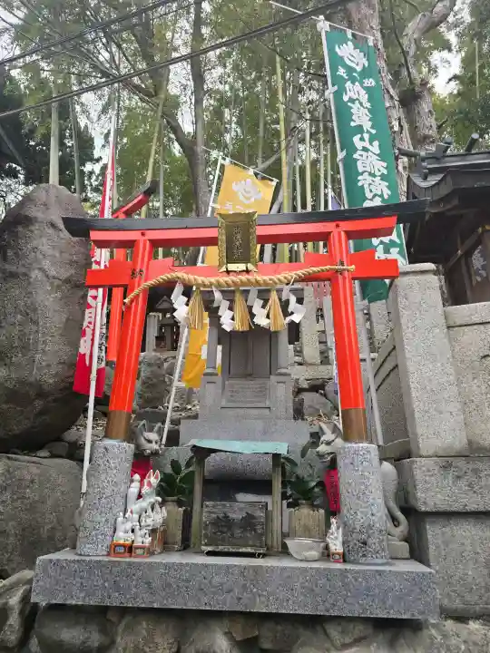 瓢箪山稲荷神社の{uncategorized: "未分類", other: "その他", undefined: "問題あり", building: "その他建物", grave: "お墓", sacred_gate: "鳥居", guardian: "狛犬", statue: "像", buddha: "仏像", history: "歴史", nature: "自然", garden: "庭園", animal: "動物", pagoda: "塔", temizu: "手水舎", mountain_gate: "山門・神門", sanctuary: "本殿・本堂", subordinate: "末社・摂社", art: "芸術", scenery: "景色", jizo: "地蔵", ema: "絵馬", goshuin: "御朱印", omikuji: "おみくじ", items: "授与品その他", amulet: "お守り", goshuincho: "御朱印帳", eats: "食事", festival: "お祭り", votive_dance: "神楽", shichigosan: "七五三参", wedding: "結婚式", experience: "体験その他", initially: "初詣", around: "周辺", anti_infection: "感染症対策"}
